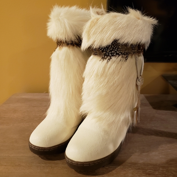 NEW! White Horse Hair & Feather Fur Winter Boots - Picture 3 of 7